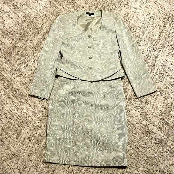Banu Paris sz 8 lined textured suit. Jade like buttons. Smoke/Pet free - Picture 2 of 5